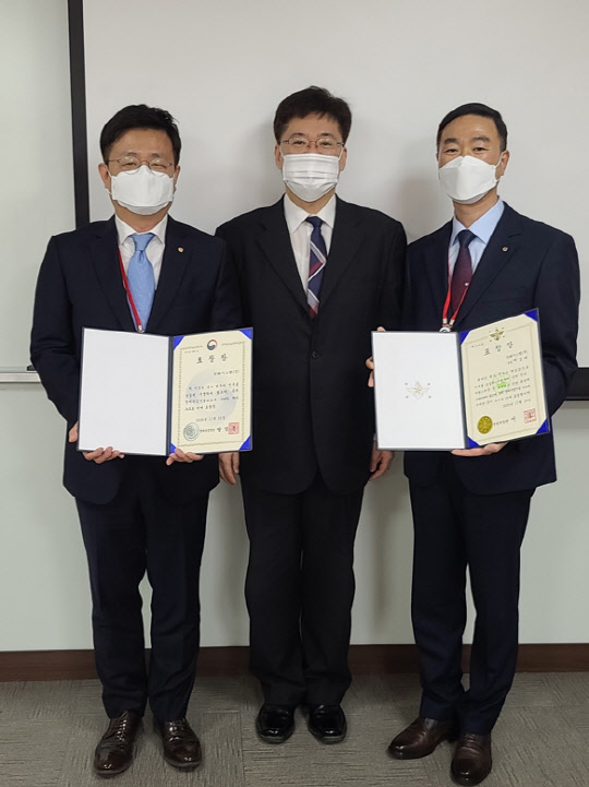 (왼쪽부터) 지상민 한화시스템 사업운영담당, 박대규 방위사업청 국방기술보호국장, 여상태 한화시스템 보안팀 부장. <한화시스템 제공>